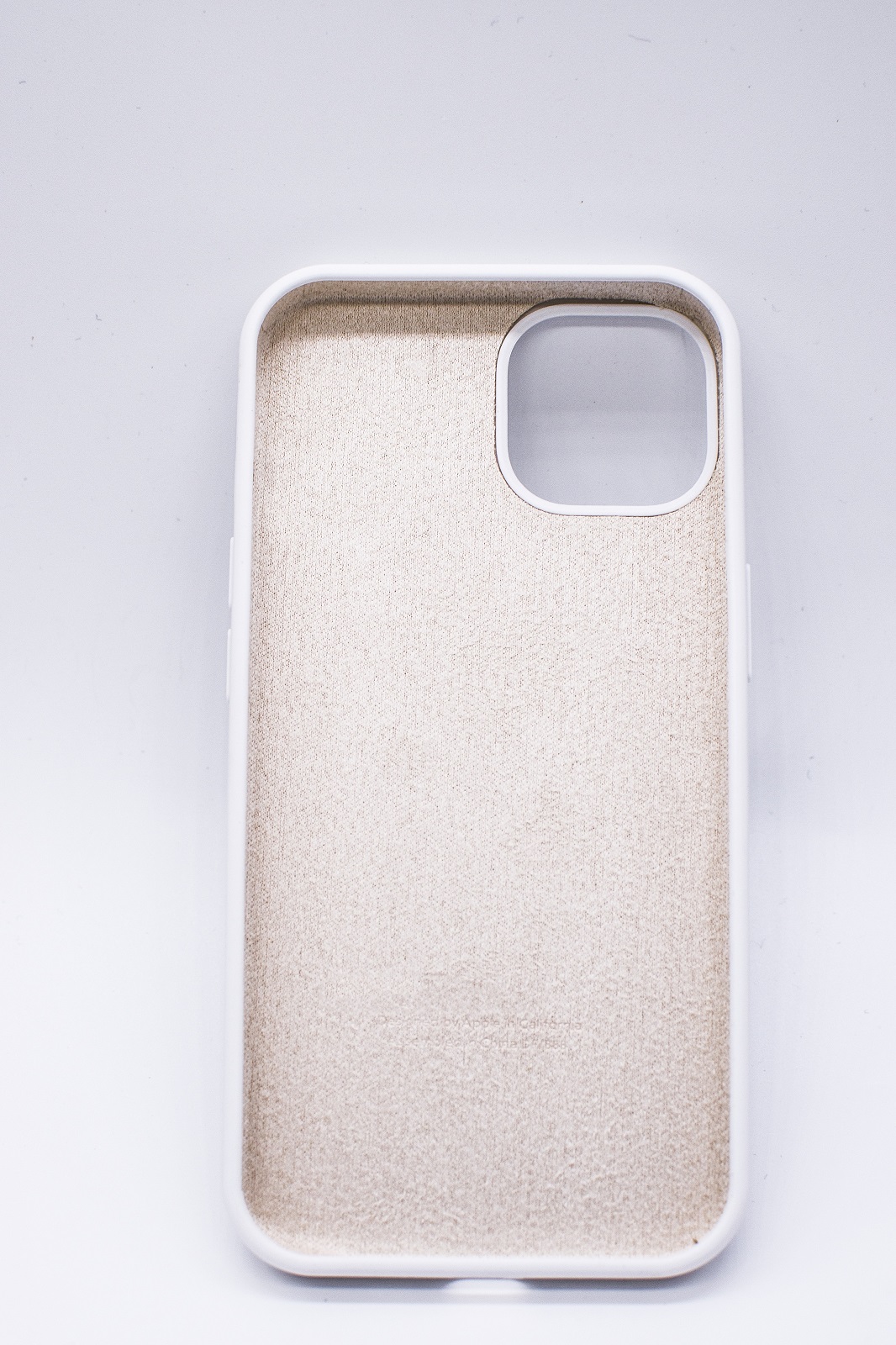 Чехол силиконовый гладкий Soft Touch iPhone 13, белый №9 (закрытый низ)