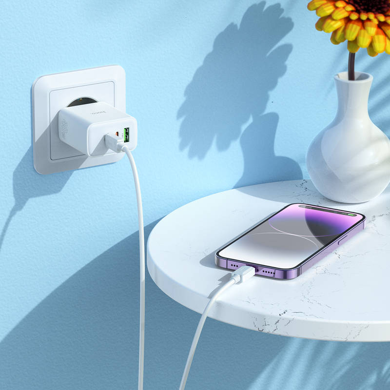 Сетевой адаптер HOCO C126A Pure USB + 2 USB-C, PD40W+ QC3.0, белый
