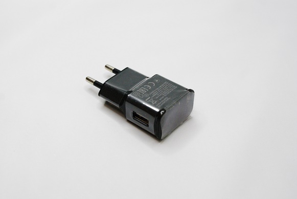 Сетевой USB адаптер 2000mAh без упаковки., черный