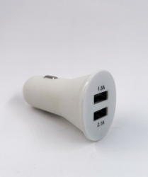 Автомобильный адаптер 2 USB (2 USB порта 2100+1000 mAh) soft touch (без упаковки), белый Автомобильный адаптер 2 USB (2 USB порта 2100+1000 mAh) soft touch (без упаковки), белый