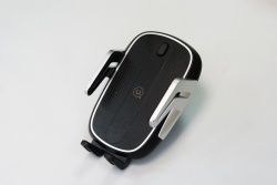 Держатель автомобильный с беспроводной зарядкой USAMS CD-101 на панель (автомат. зажим), черный Держатель автомобильный с беспроводной зарядкой USAMS CD-101 на панель (автомат. зажим), черный