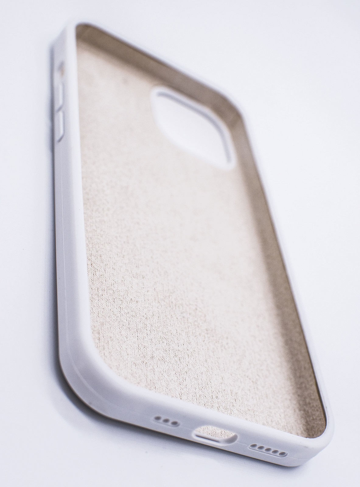 Чехол силиконовый гладкий Soft Touch iPhone 13, белый №9 (закрытый низ)